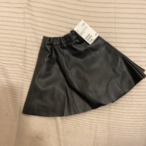 New with tags faux leather skirt. H&M size 4-5.